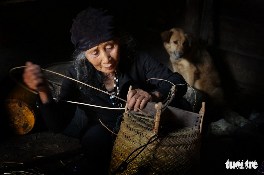 Hoài Linh triển lãm ảnh in trên lụa tơ tằm bên hồ Xuân Hương - Ảnh 9.