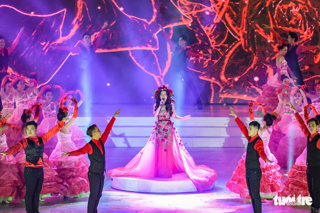 Hoa hồng rực rỡ trên sân khấu festival Hoa Đà Lạt - Ảnh 1.