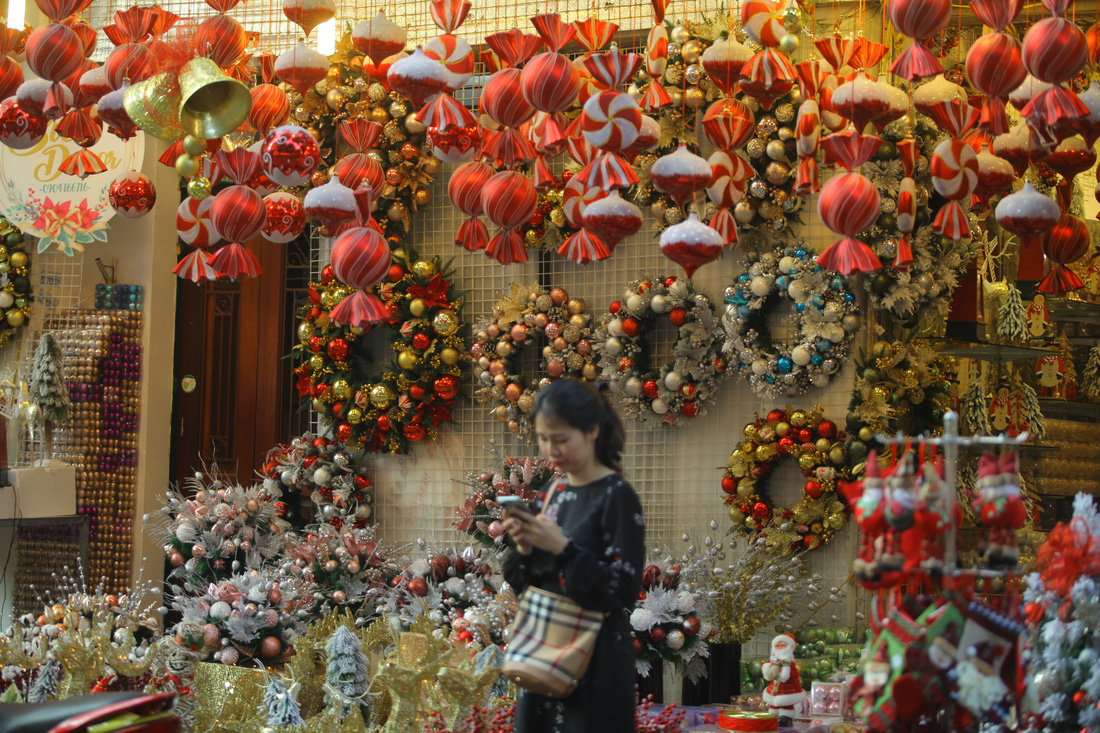 Hà Nội đang tràn ngập sắc đỏ mùa Giáng sinh - Ảnh 7.