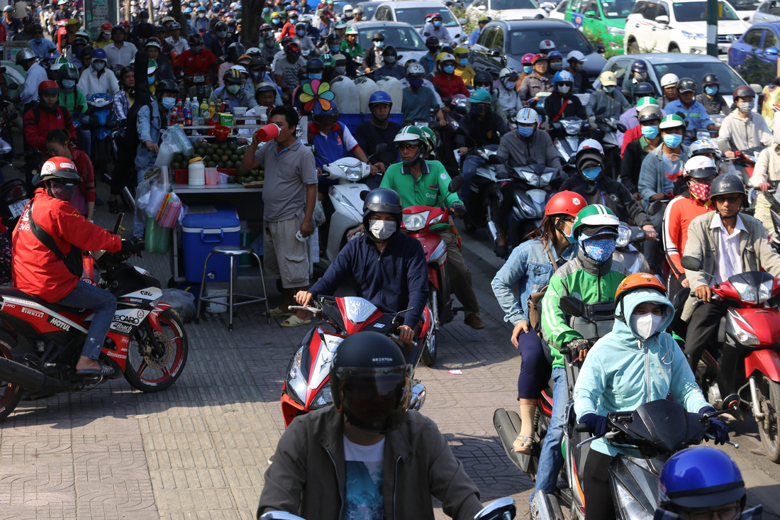 Cửa ngõ sân bay Tân Sơn Nhất kẹt xe nhiều giờ do giải đua xe đạp - Ảnh 3.