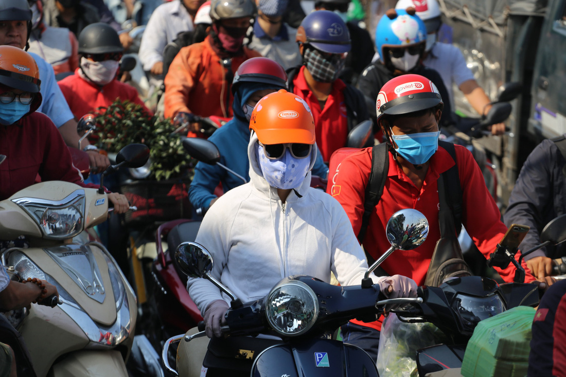 Cửa ngõ sân bay Tân Sơn Nhất kẹt xe nhiều giờ do giải đua xe đạp - Ảnh 7.