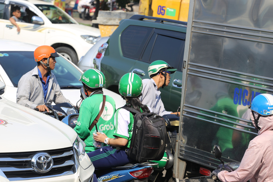 Cửa ngõ sân bay Tân Sơn Nhất kẹt xe nhiều giờ do giải đua xe đạp - Ảnh 5.