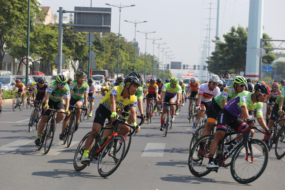 Cửa ngõ sân bay Tân Sơn Nhất kẹt xe nhiều giờ do giải đua xe đạp - Ảnh 10.