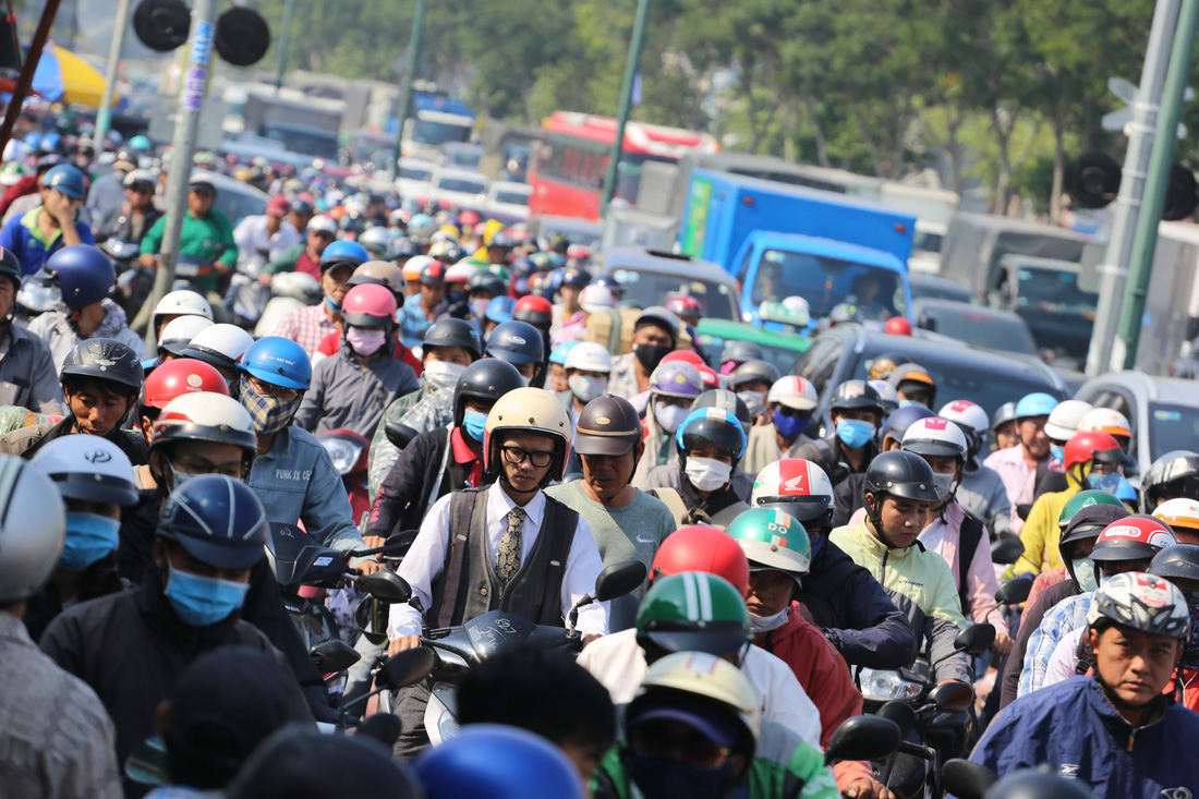 Cửa ngõ sân bay Tân Sơn Nhất kẹt xe nhiều giờ do giải đua xe đạp - Ảnh 1.