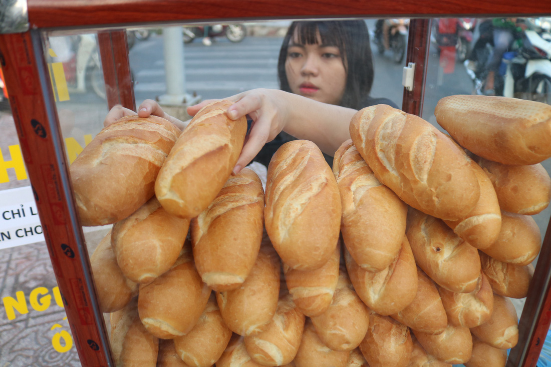 Tủ bánh mì miễn phí trên vỉa hè Sài Gòn của cô sinh viên trường kinh tế - Ảnh 4.
