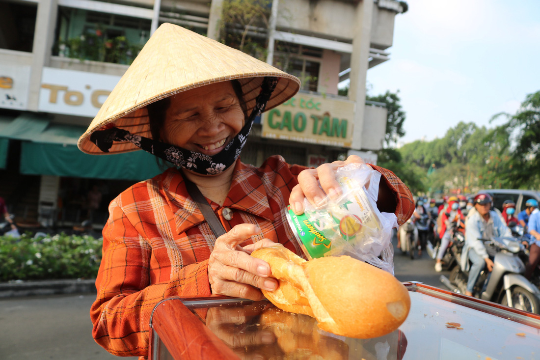 Tủ bánh mì miễn phí trên vỉa hè Sài Gòn của cô sinh viên trường kinh tế - Ảnh 6.