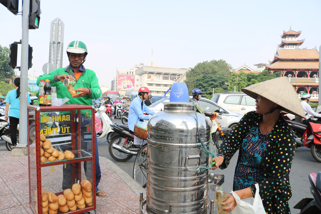 Tủ bánh mì miễn phí trên vỉa hè Sài Gòn của cô sinh viên trường kinh tế - Ảnh 1.