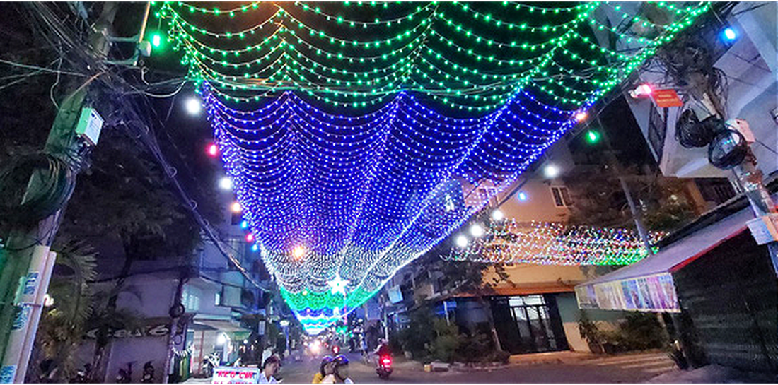 Sài Gòn lung linh trước đêm Giáng sinh - Ảnh 3.