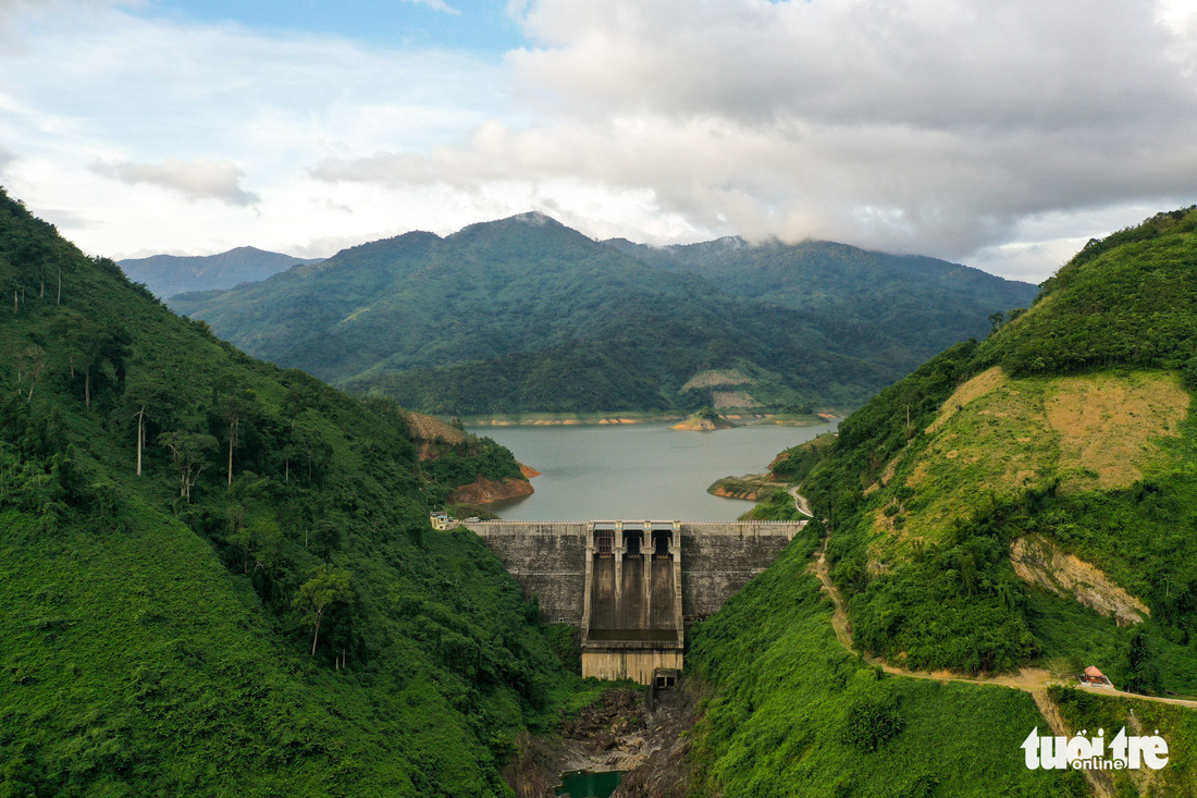 Hoàng hôn vàng trên hồ thủy điện A Vương - Ảnh 3.