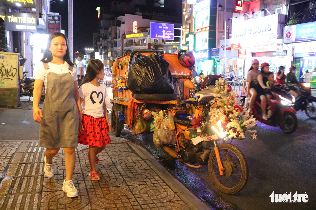 Độc đáo xe rác tuần lộc đón Giáng sinh giữa Sài Gòn - Ảnh 7.