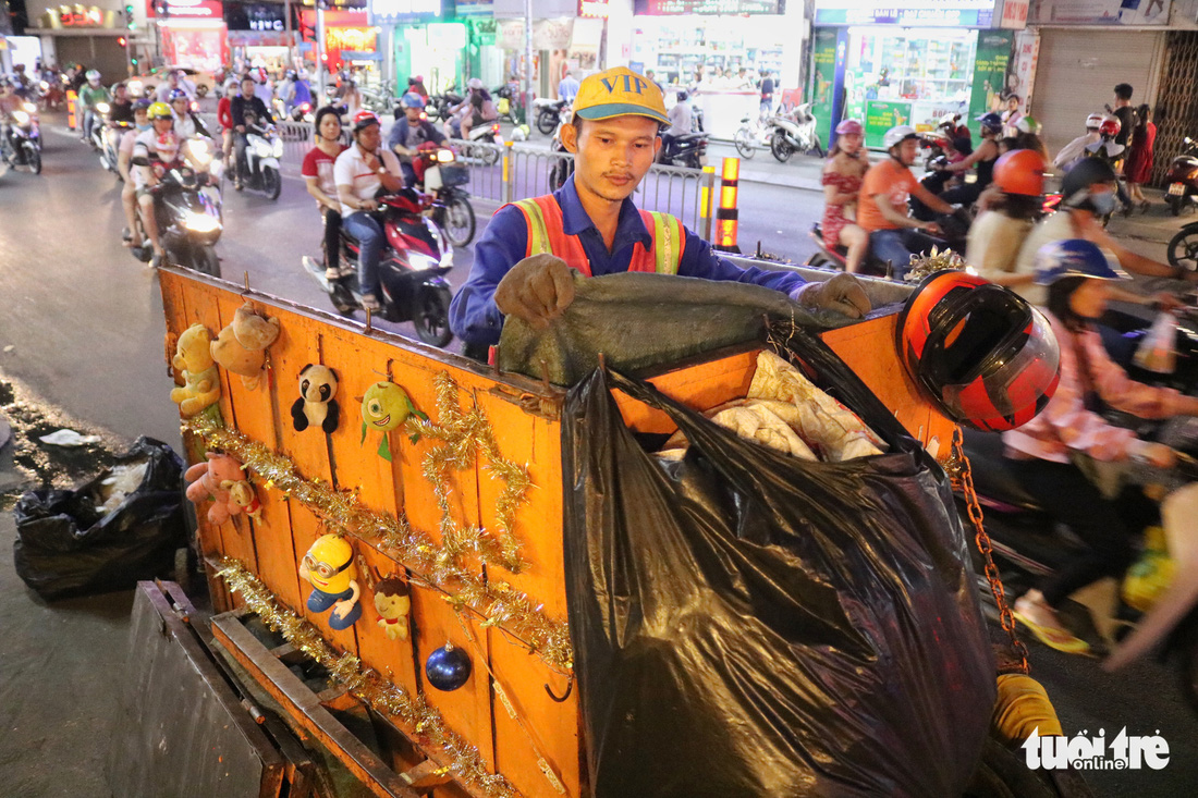 Độc đáo xe rác tuần lộc đón Giáng sinh giữa Sài Gòn - Ảnh 8.