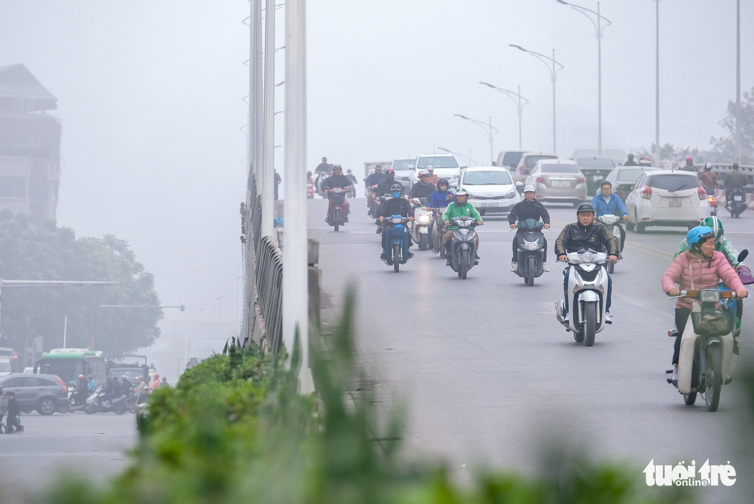 Hà Nội mịt mù như Sa Pa từ sáng đến trưa - Ảnh 3.