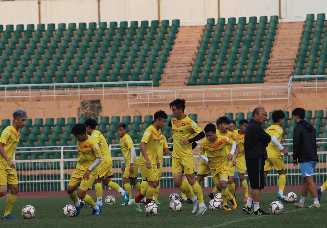 Thầy Park té lăn cù vì chơi bóng ma với học trò - Ảnh 9.