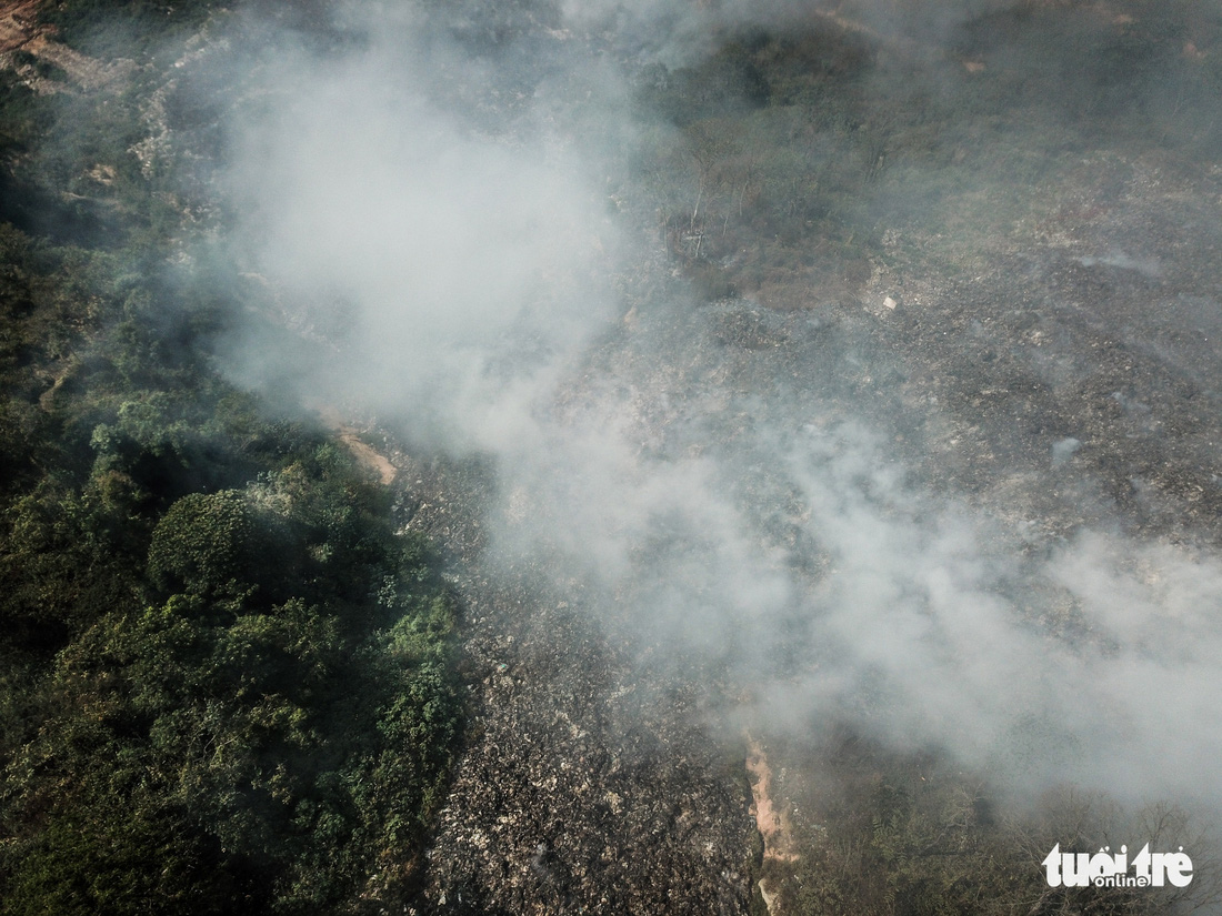 Núi rác Cam Ly cháy, khói độc tràn vào Đà Lạt - Ảnh 3.