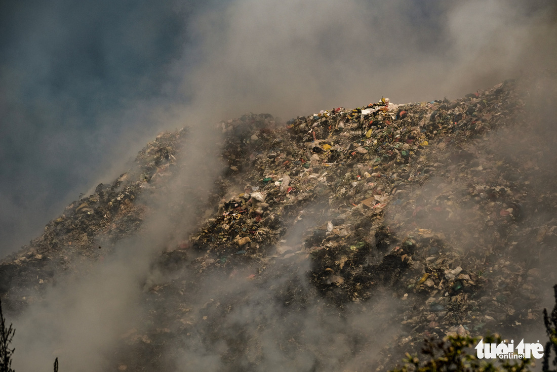 Núi rác Cam Ly cháy, khói độc tràn vào Đà Lạt - Ảnh 5.