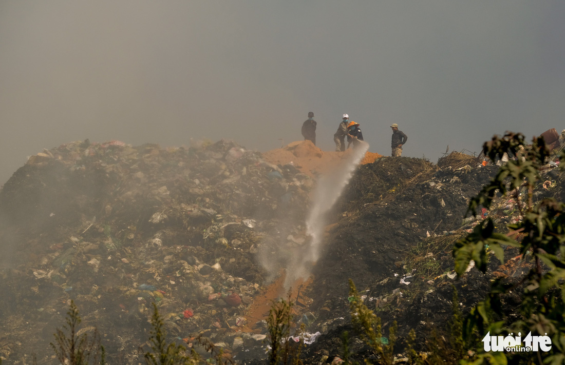 Núi rác Cam Ly cháy, khói độc tràn vào Đà Lạt - Ảnh 4.