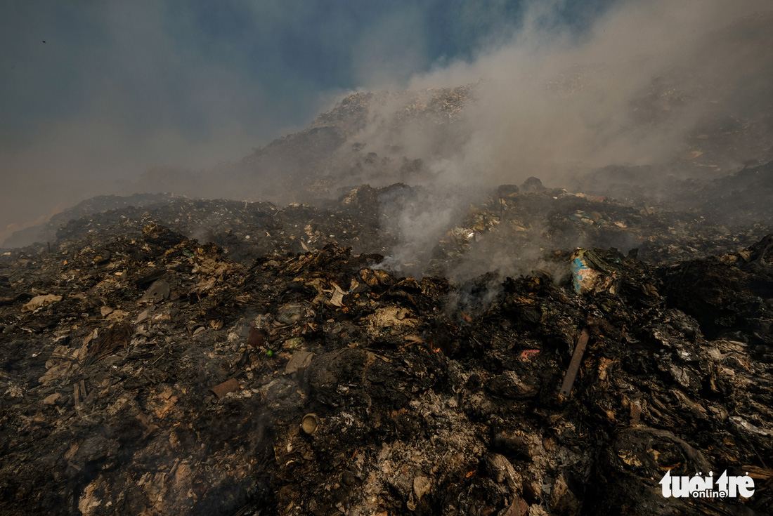 Núi rác Cam Ly cháy, khói độc tràn vào Đà Lạt - Ảnh 8.