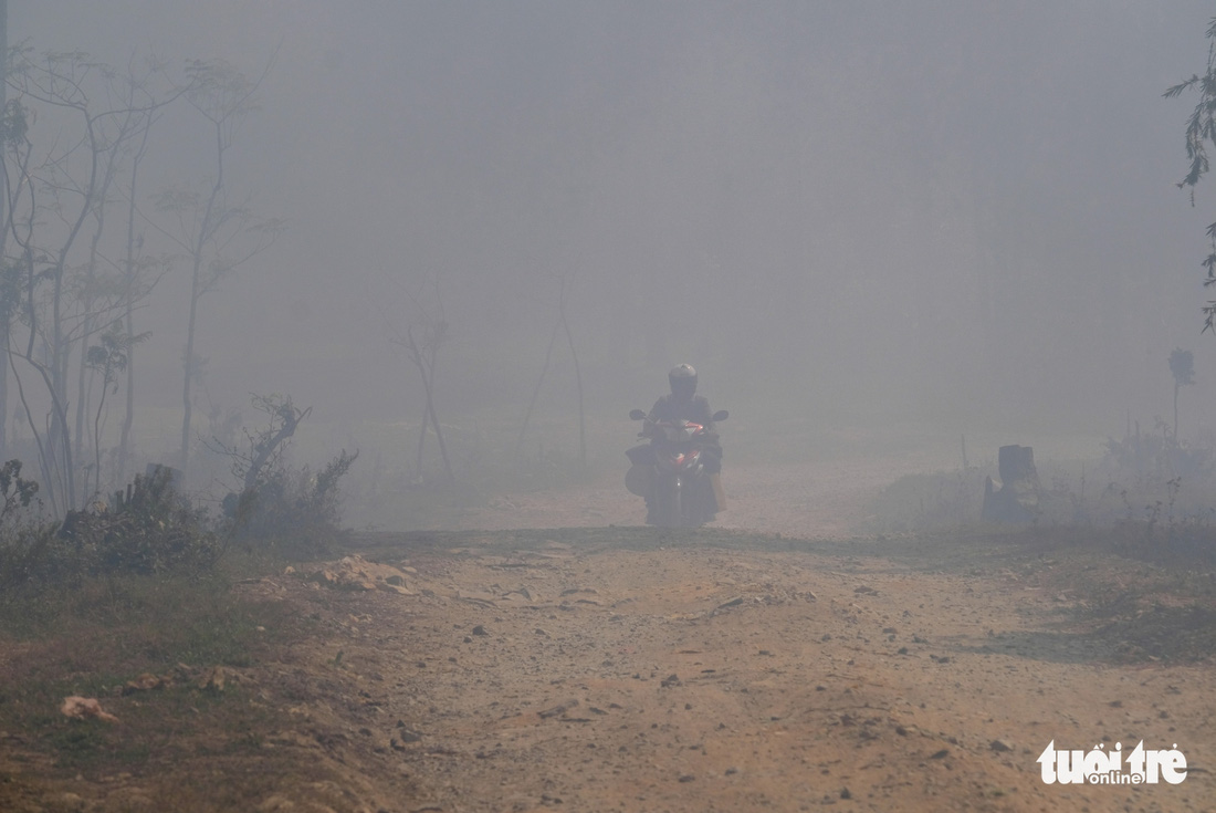 Núi rác Cam Ly cháy, khói độc tràn vào Đà Lạt - Ảnh 10.
