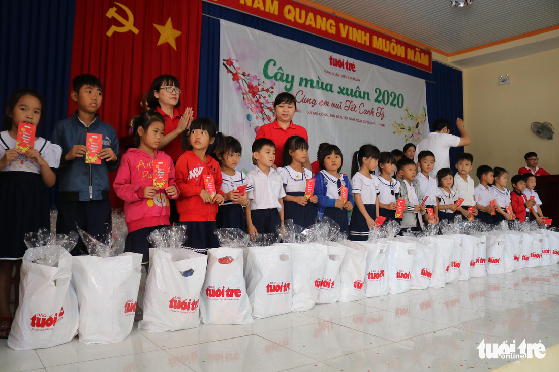 Cây mùa xuân 2019 vui tết  với học sinh ở Tây Ninh - Ảnh 9.