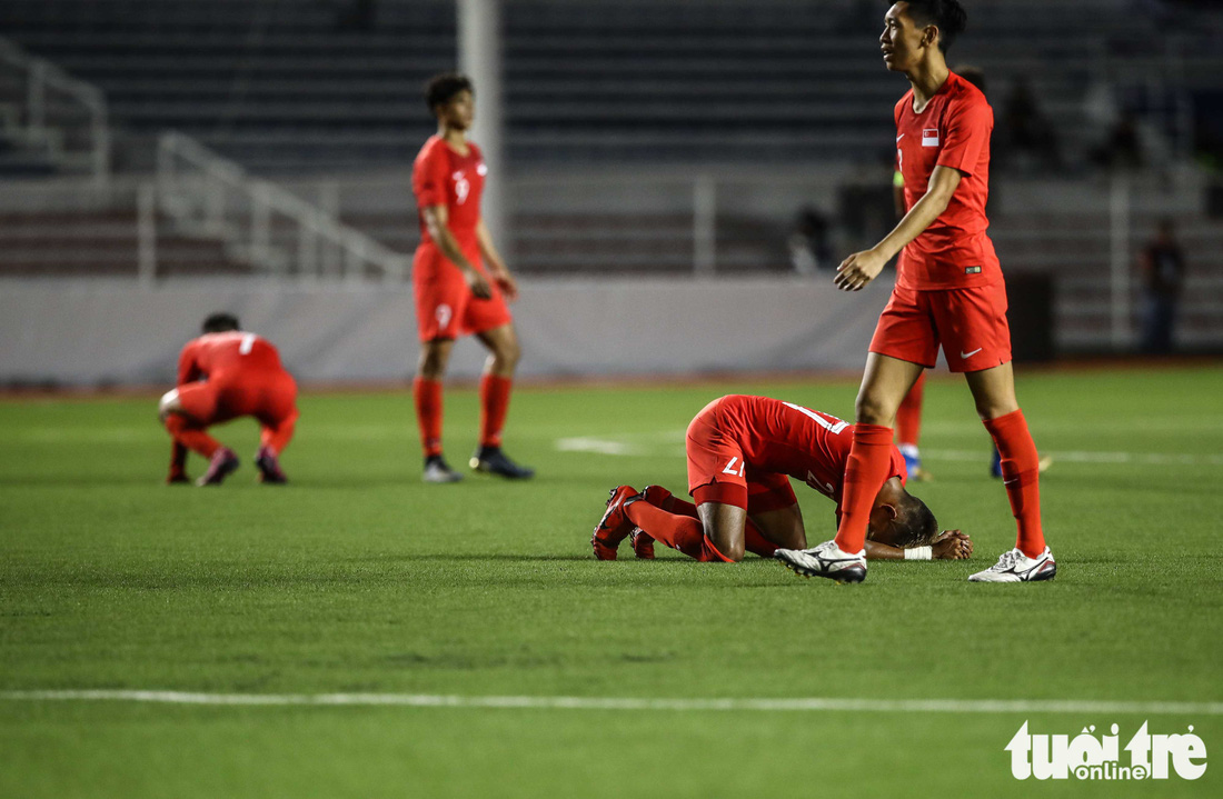 Cầu thủ Singapore đấm liên tiếp xuống sân sau khi Đức Chinh ghi bàn - Ảnh 6.