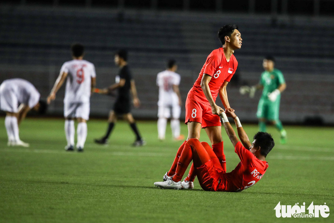 Cầu thủ Singapore đấm liên tiếp xuống sân sau khi Đức Chinh ghi bàn - Ảnh 4.
