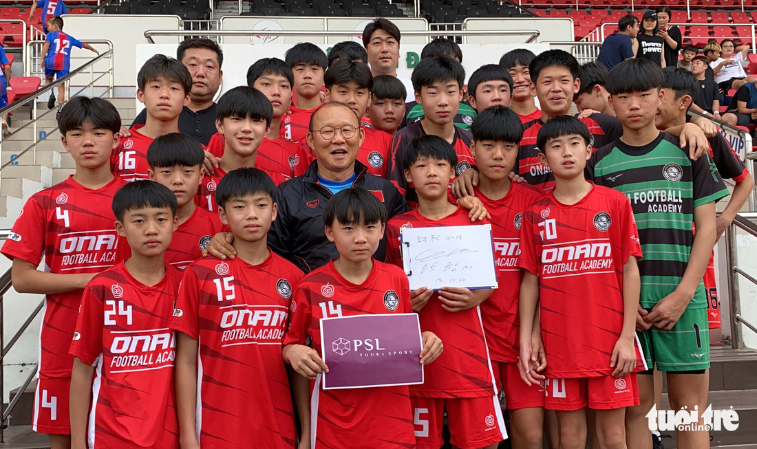 100 cầu thủ nhí Hàn Quốc vây HLV Park Hang Seo trên sân Thống Nhất - Ảnh 8.