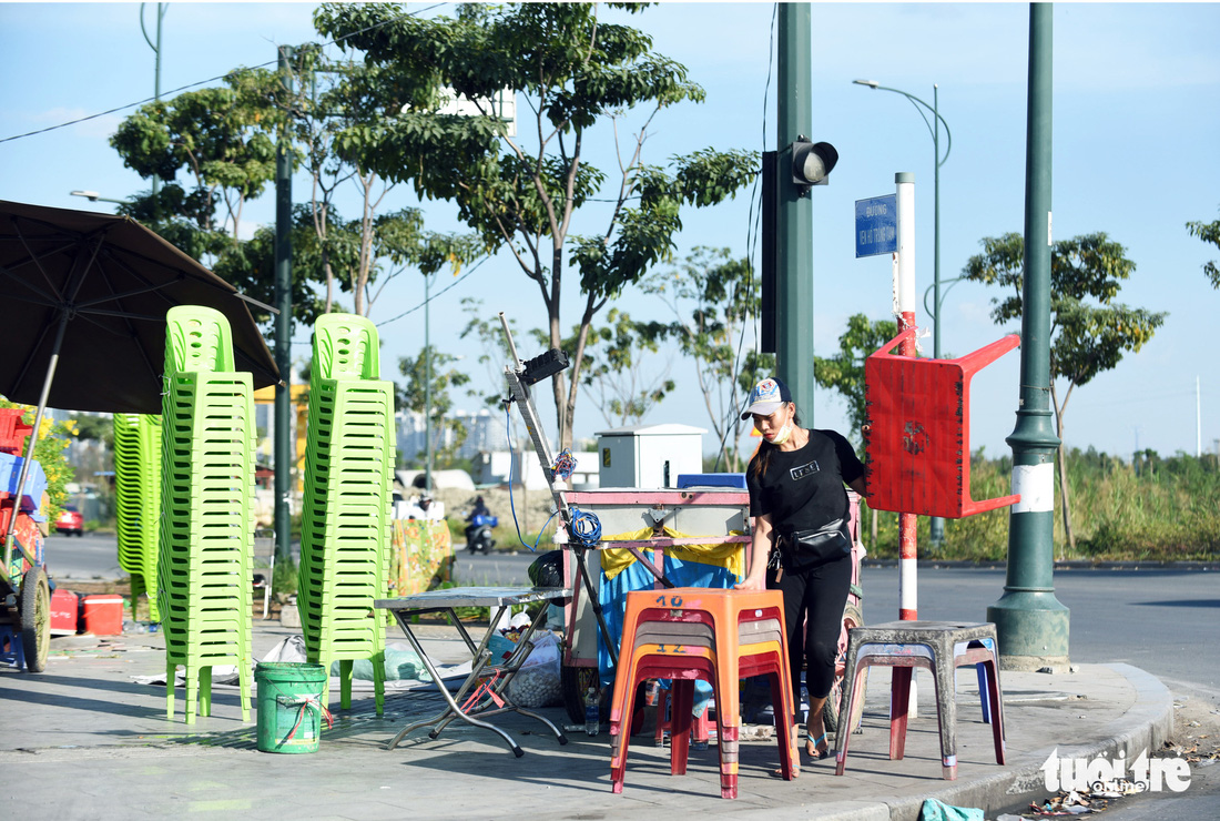 Hàng quán lề đường chuẩn bị đón khách xem pháo hoa, đón năm mới - Ảnh 1.