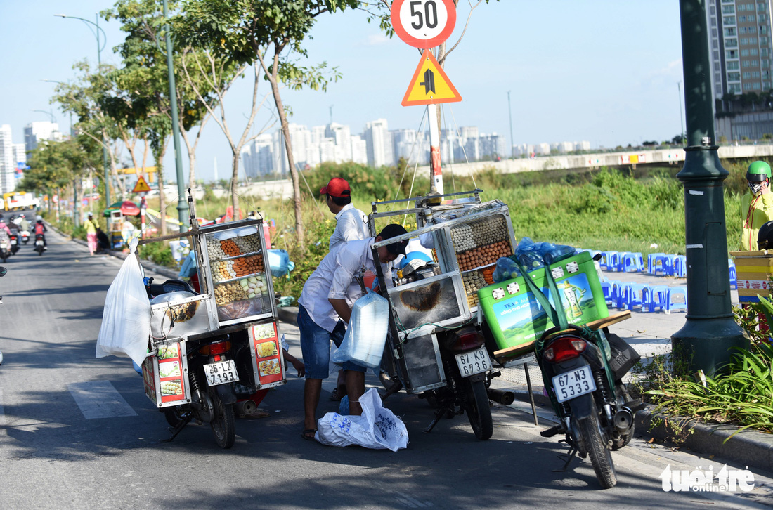 Hàng quán lề đường chuẩn bị đón khách xem pháo hoa, đón năm mới - Ảnh 7.