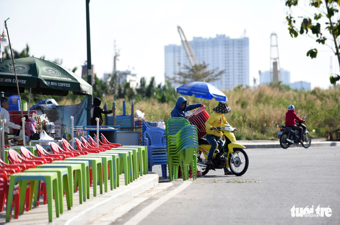 Hàng quán lề đường chuẩn bị đón khách xem pháo hoa, đón năm mới - Ảnh 10.