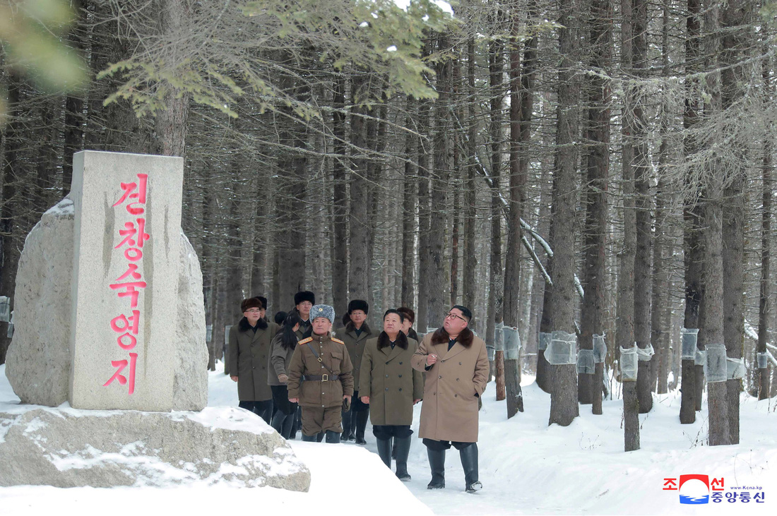 Ông Kim Jong Un cưỡi bạch mã hành hương đất tổ gây sốt mạng xã hội - Ảnh 4.
