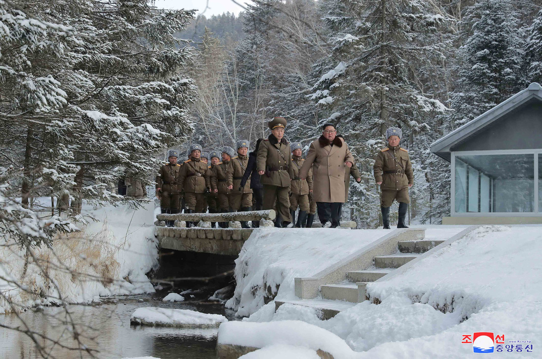 Ông Kim Jong Un cưỡi bạch mã hành hương đất tổ gây sốt mạng xã hội - Ảnh 5.