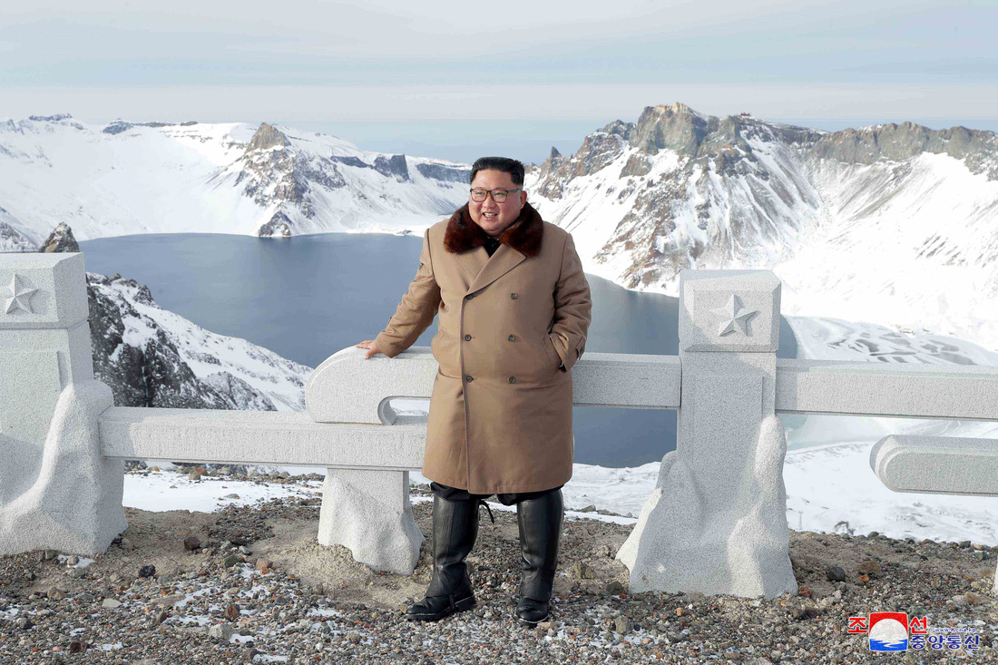 Ông Kim Jong Un cưỡi bạch mã hành hương đất tổ gây sốt mạng xã hội - Ảnh 7.