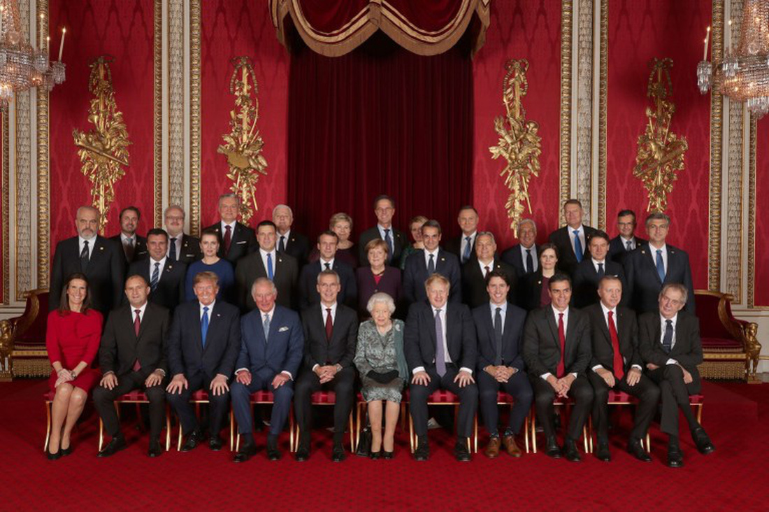 Các lãnh đạo NATO diện kiến nữ hoàng Elizabeth tại điện Buckingham - Ảnh 1.