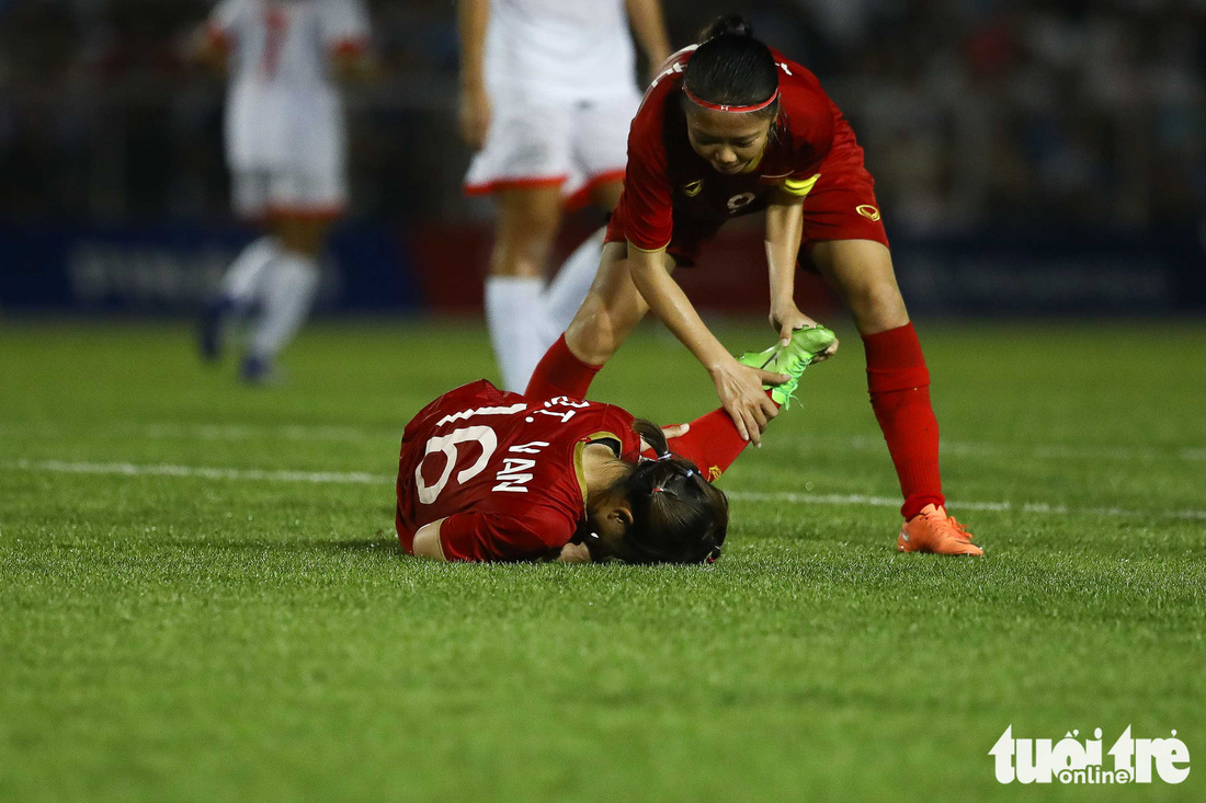 Hồi sức cho các tuyển thủ nữ Việt Nam sau trận thắng Philippines - Ảnh 2.