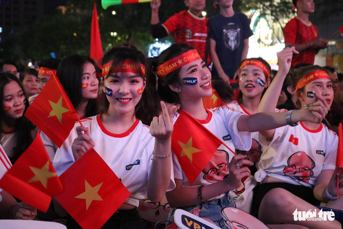 Phố đi bộ Nguyễn Huệ rực cờ cổ vũ thầy trò HLV Park Hang Seo - Ảnh 8.