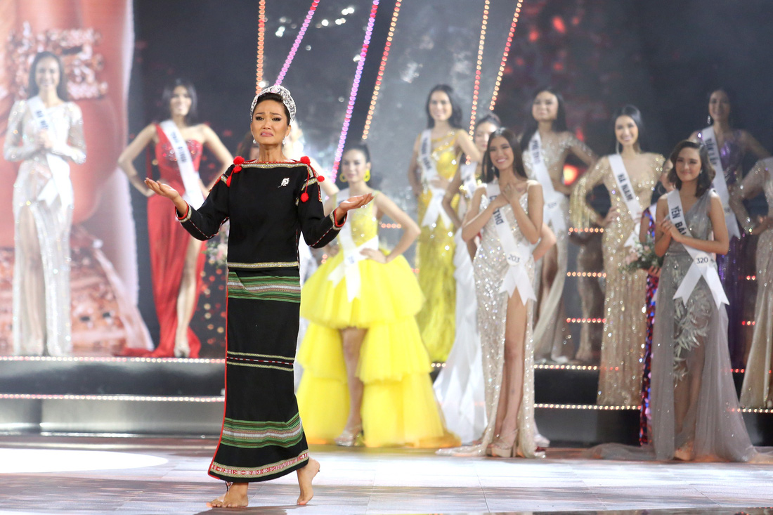 HHen Niê chân trần rơi nước mắt tại Hoa hậu Hoàn vũ Việt Nam 2019 - Ảnh 6.