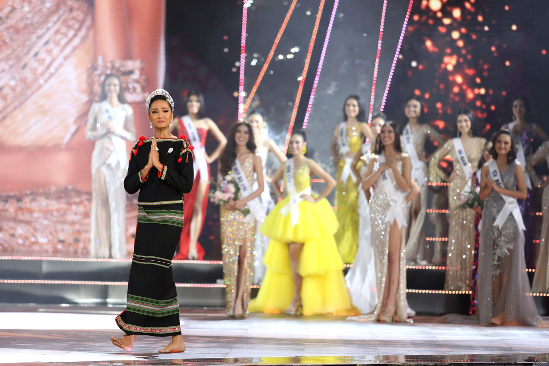 HHen Niê chân trần rơi nước mắt tại Hoa hậu Hoàn vũ Việt Nam 2019 - Ảnh 7.