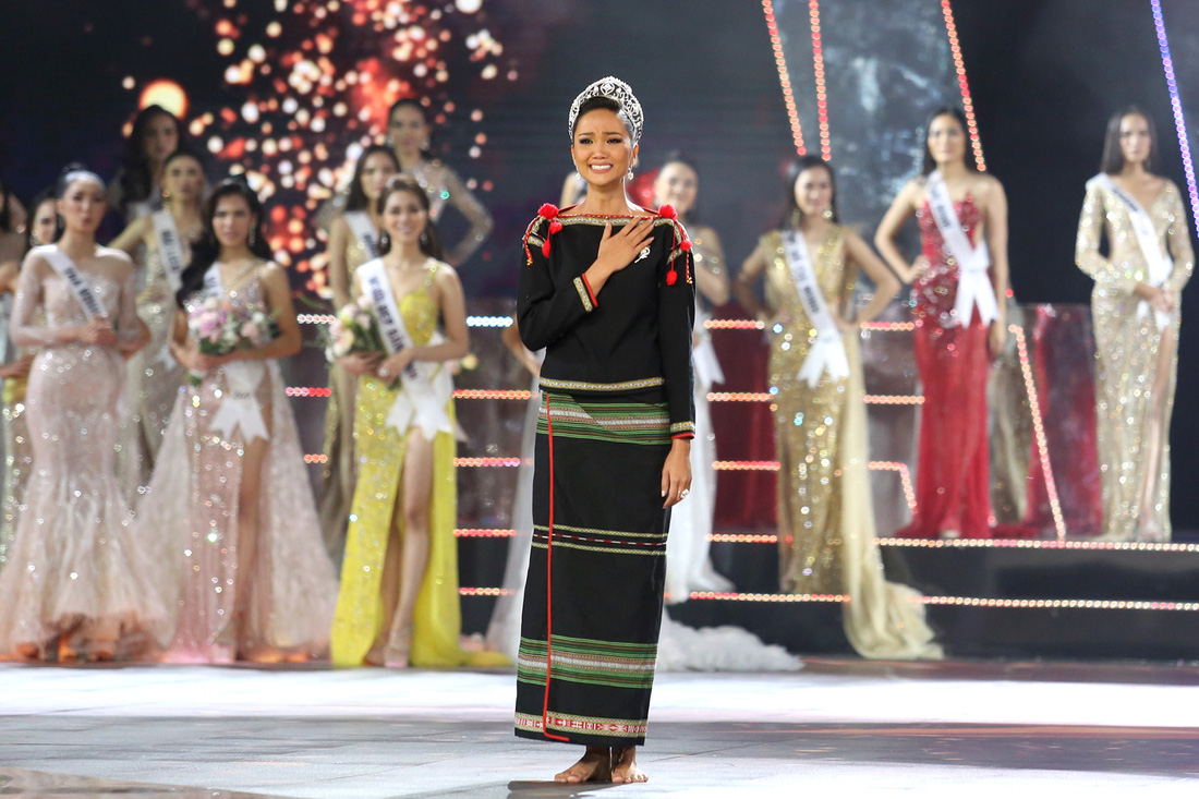 HHen Niê chân trần rơi nước mắt tại Hoa hậu Hoàn vũ Việt Nam 2019 - Ảnh 9.