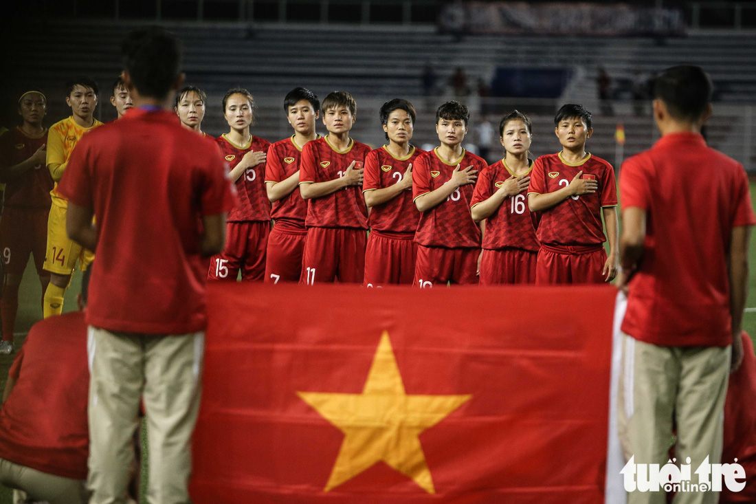 Khoảnh khắc nghẹn ngào của tuyển nữ Việt Nam đêm đăng quang - Ảnh 12.