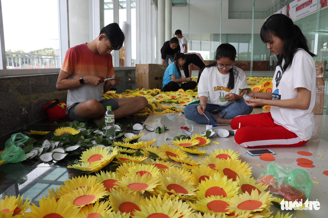 Hơn 5.000 hoa hướng dương cho chương trình Ước mơ của Thúy - Ảnh 1.