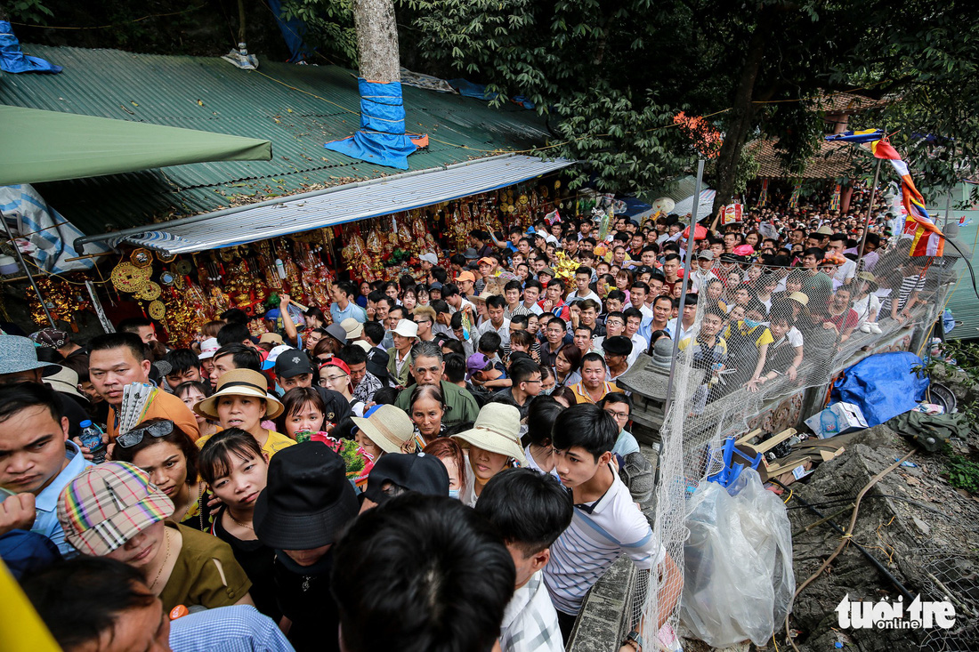 Đi 500m mất 2 tiếng, nhiều người xỉu trên đường chơi hội chùa Hương - Ảnh 10.