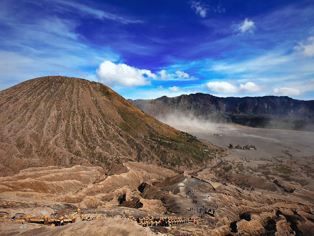 Thưởng thức đặc sản cát bụi ở núi lửa Bromo - Ảnh 3.