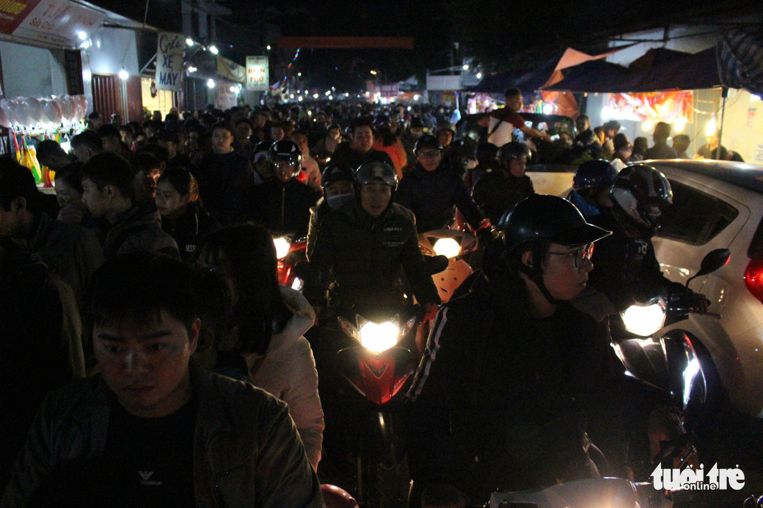 Đêm cầu may ở chợ Viềng Nam Định, đến đi bộ cũng không nhúc nhích nổi - Ảnh 2.