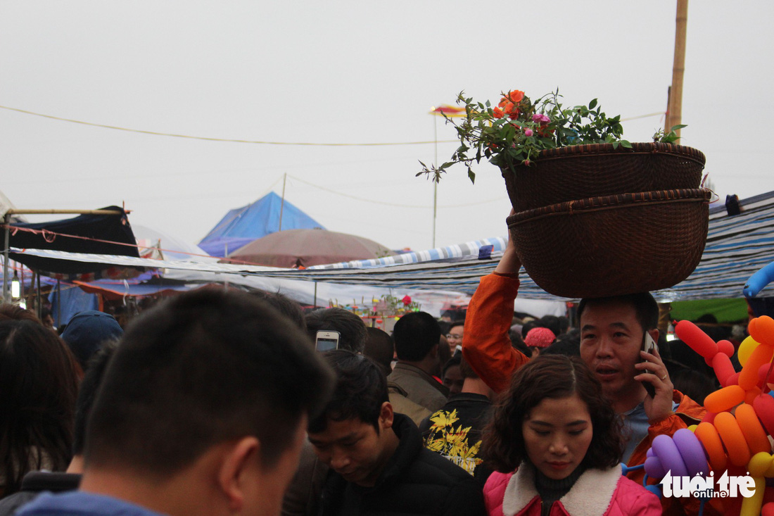 Đêm cầu may ở chợ Viềng Nam Định, đến đi bộ cũng không nhúc nhích nổi - Ảnh 5.