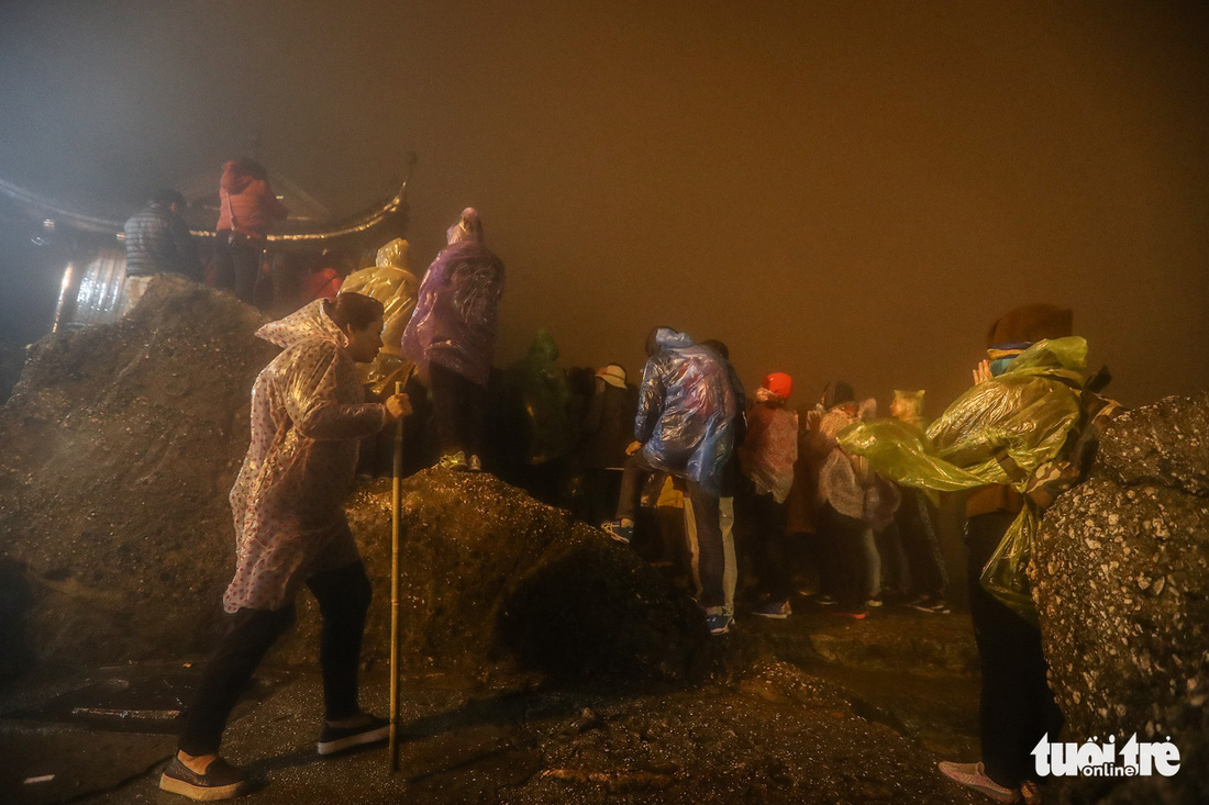 Hàng ngàn người đội mưa trong đêm bái Phật trước giờ khai hội Yên Tử - Ảnh 8.