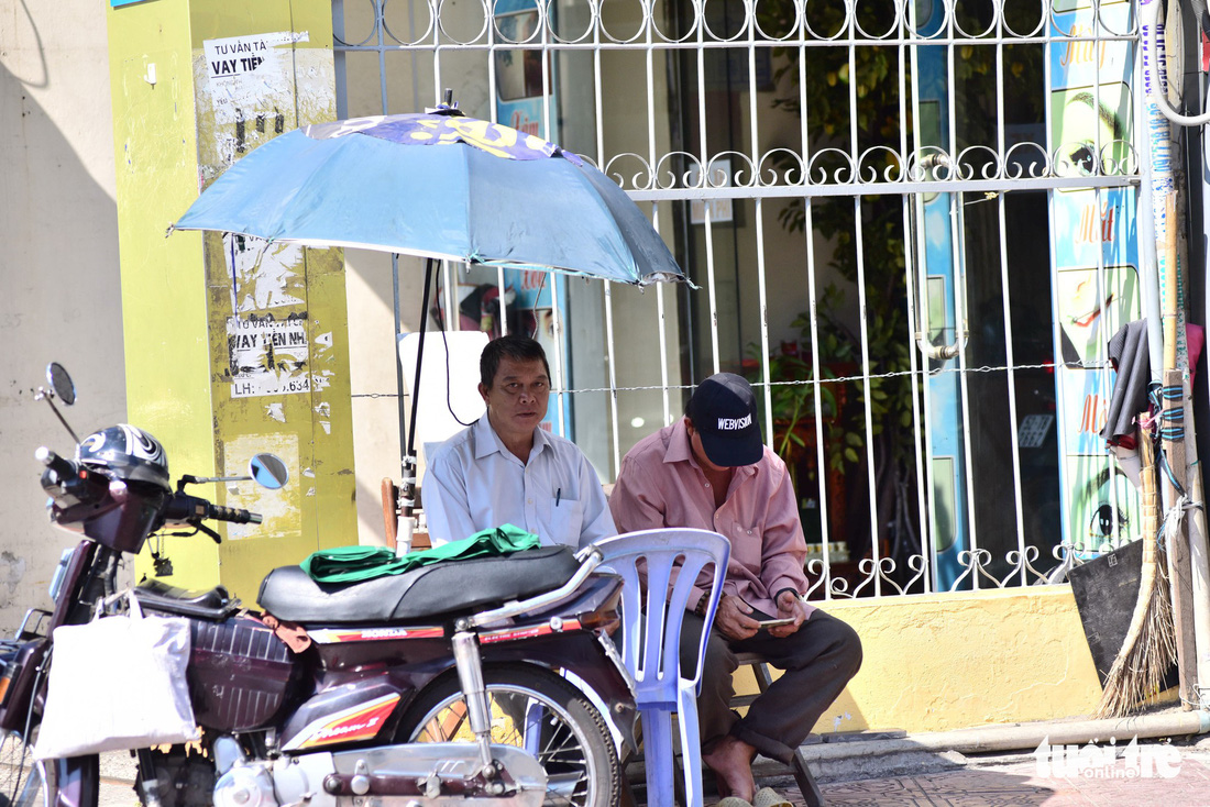 Người dân TP.HCM chống chọi cái nắng mùa khô - Ảnh 14.