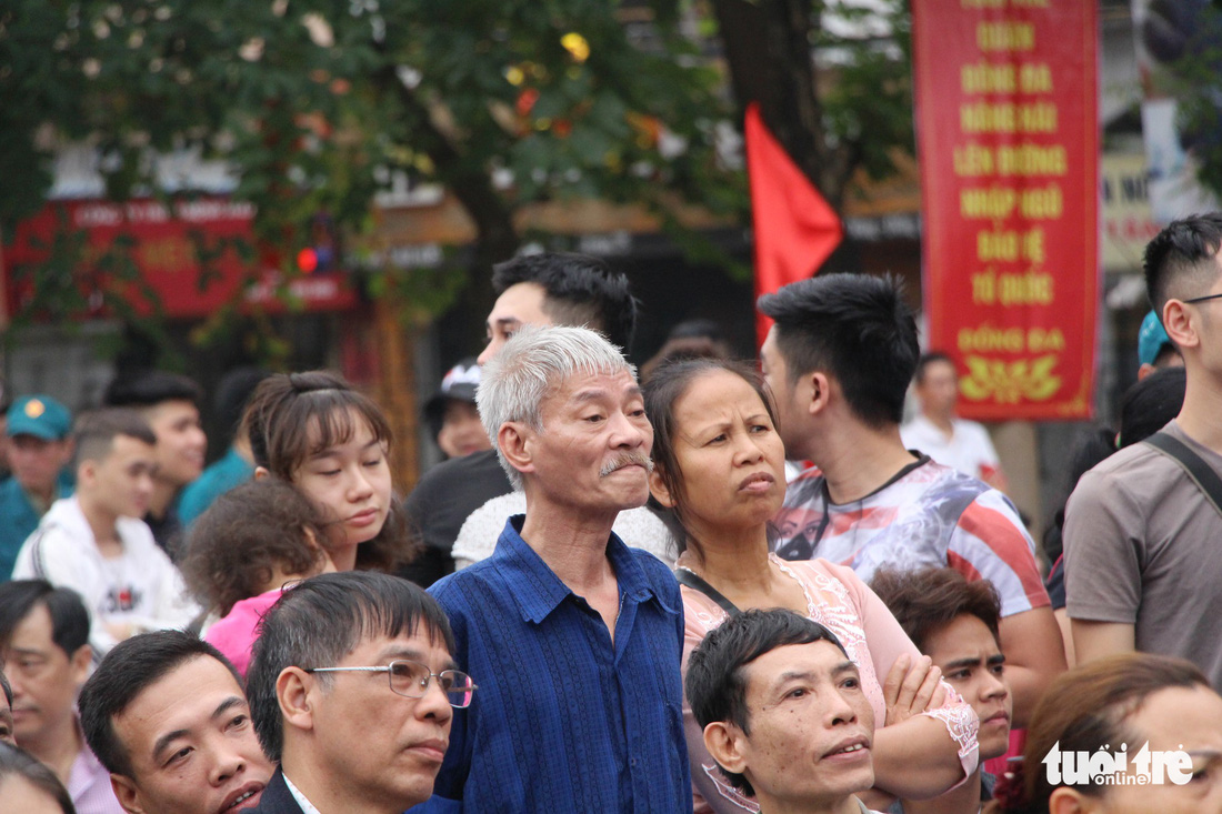 Cha bịn rịn hôn tiễn con nhập ngũ - Ảnh 2.