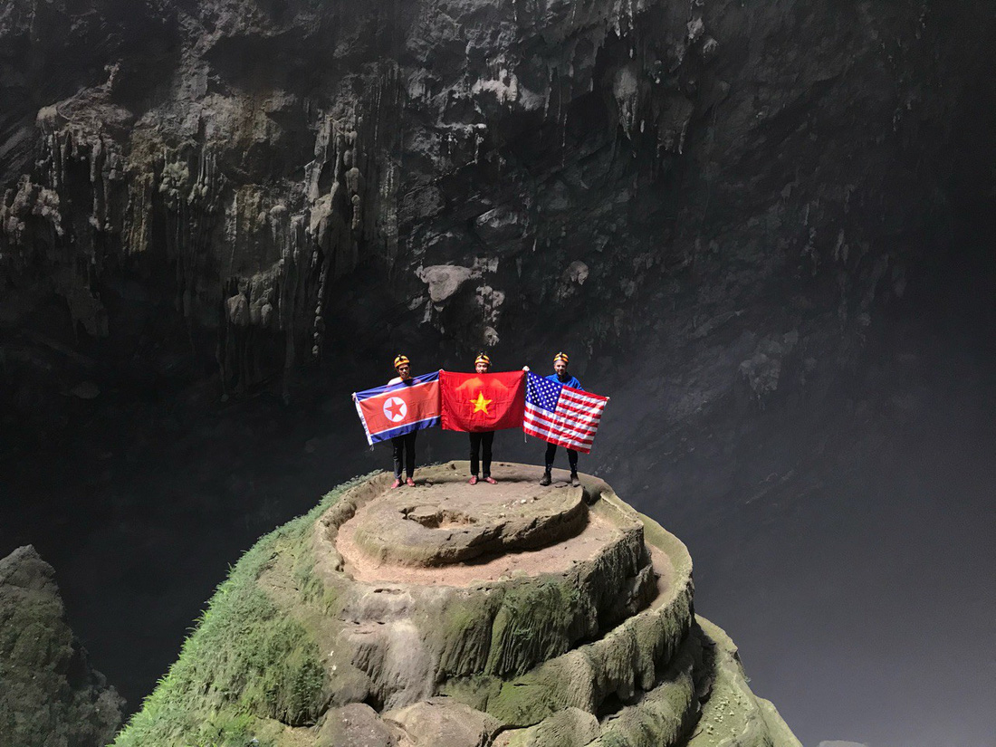 Treo cờ Mỹ - Triều trong hang Sơn Đoòng - Ảnh 1.