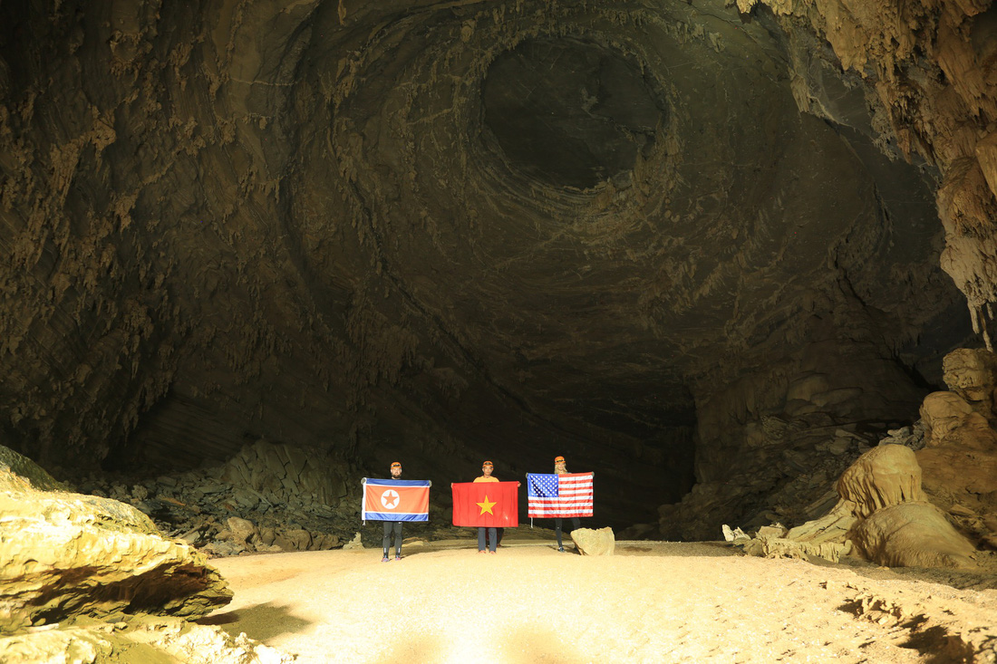 Treo cờ Mỹ - Triều trong hang Sơn Đoòng - Ảnh 3.