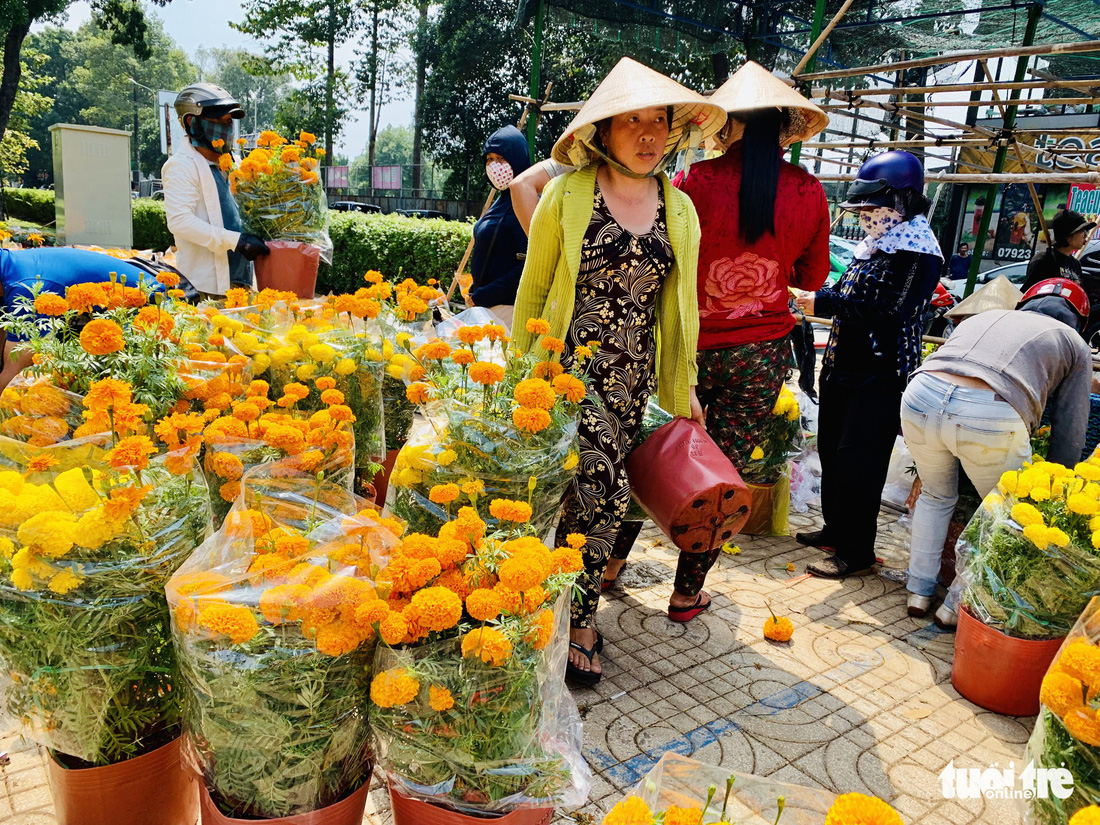 Các chủ hàng hoa khẳng định không đại hạ giá - Ảnh 2.